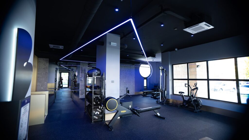 Sala con le luci blu, rower e air bike
