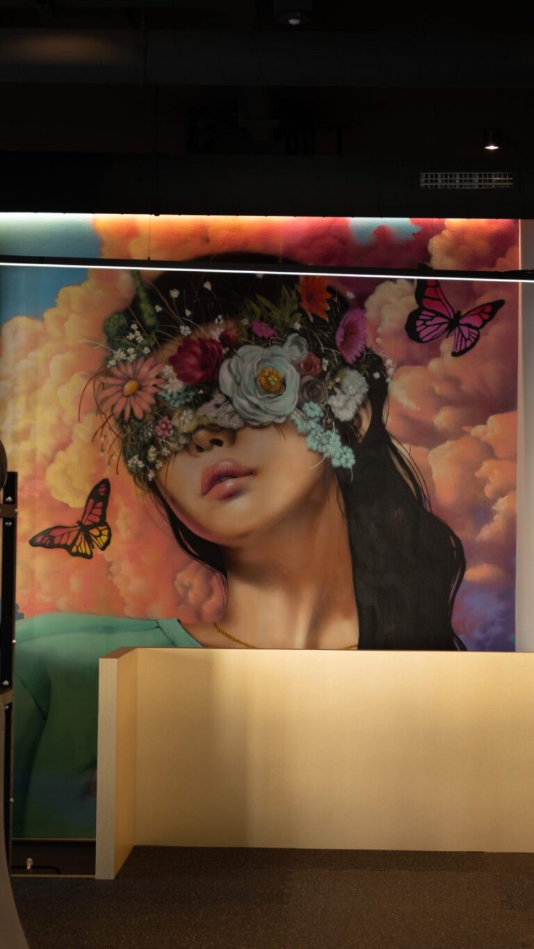Murale con il volto di una donna e i fiori
