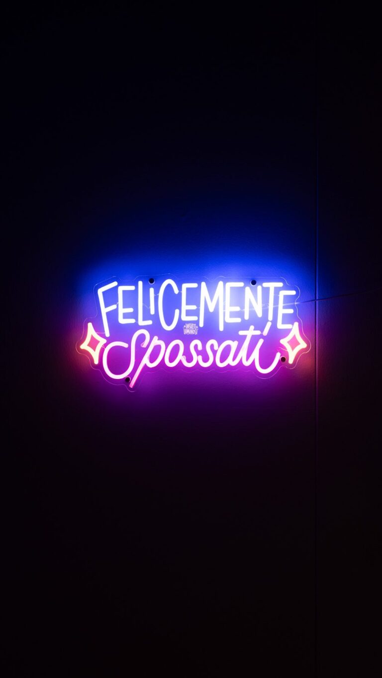Insegna al neon «Felicemente spossati»