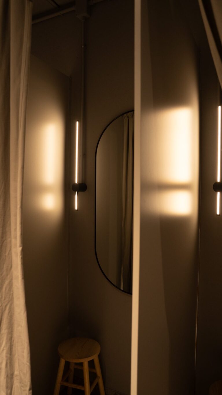Spogliatoio con lo specchio e la luce calda