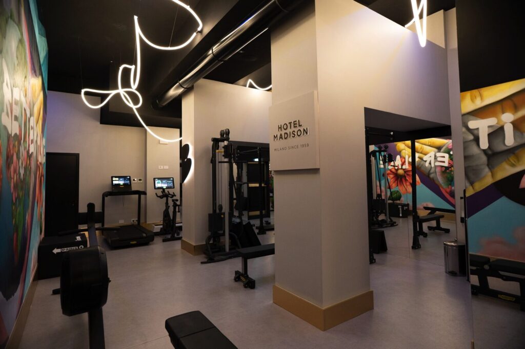 Lo studio BULB al BW Hotel Madison: tapis roulant, bike e stazione ai cavi sotto le luci al neon